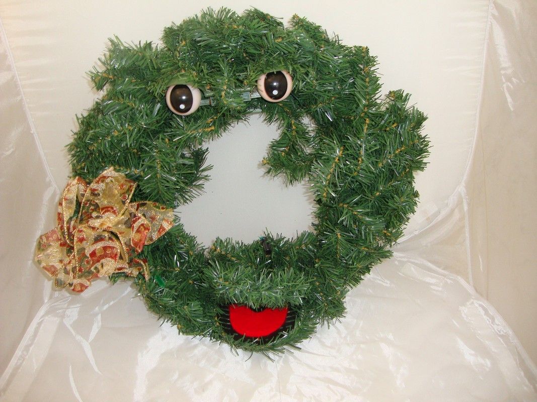 Christmas Singing Jingle Door Wraft Approx 15D Green   Uses 4 AA