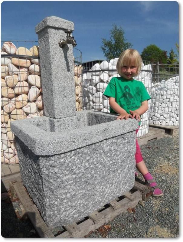 Granitbrunnen rustikal gehauen Zierbrunnen Granitbrunnen Steinbrunnen