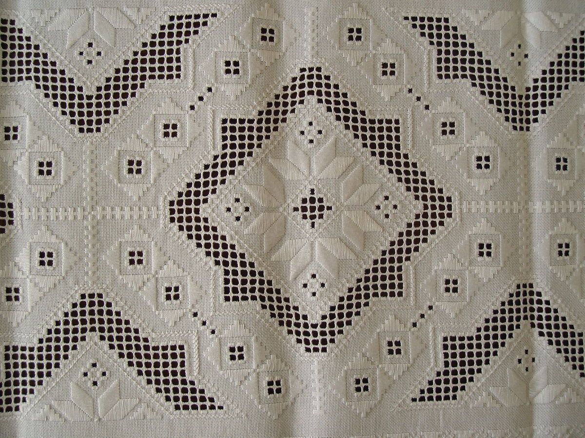 Tischläufer mit Hardanger – Stickerei, neu, 151 x 47 cm