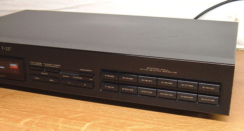 Pioneer F 227 AM/FM Tuner in schwarz