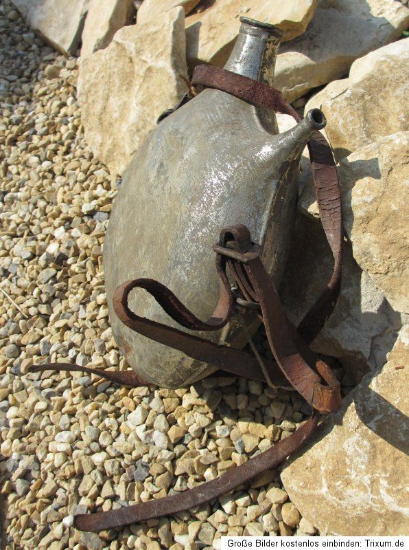 alte Feldflasche aus Frankreich aus Metall mit Lederriemen 1. WK oder