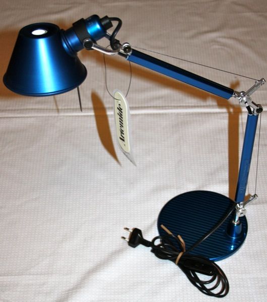 Artemide Tolomeo Micro Tischleuchte mit Fuß blau