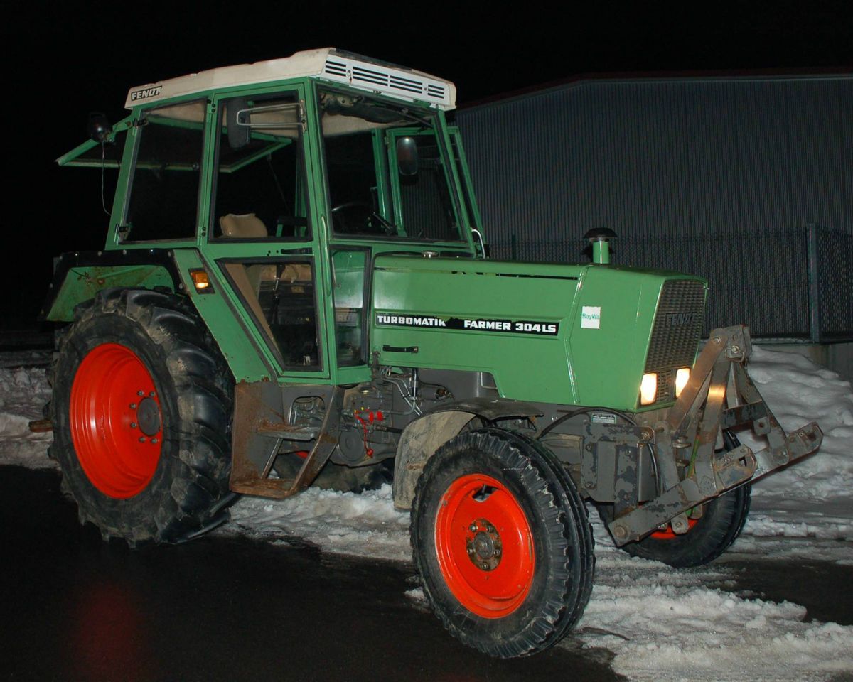 Fendt 304 LS Schlepper 1.Hand, 5000 Bstd. Fronthydraulik, 40km/h