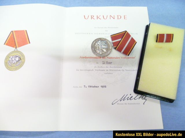 DDR ORDEN MIT URKUNDE   VERDIENSTMEDAILLE der NVA in SILBER 7.10.1978