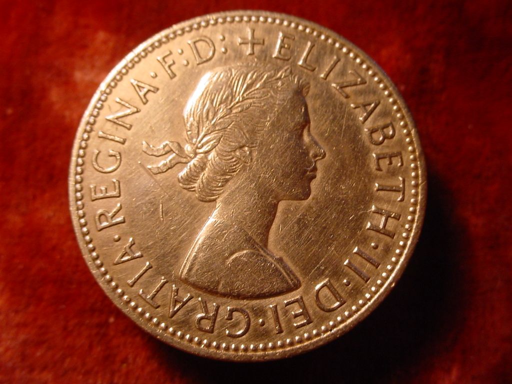 BRITAIN ONE PENNY ELIZABETH II DEIGRATIA REGINAFD 1964 557