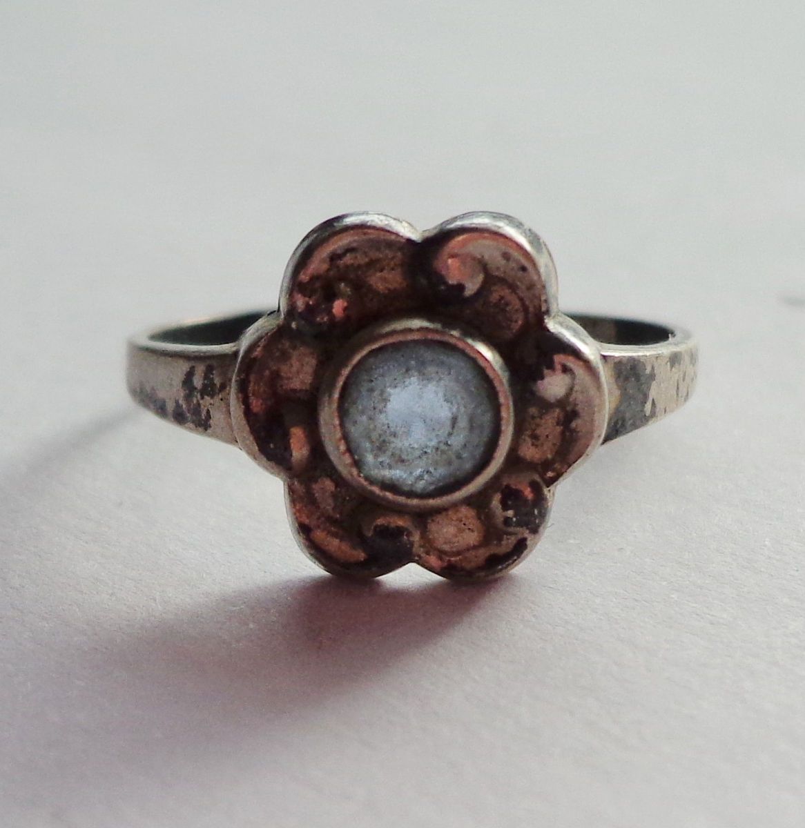 alter Ring / Damenring, heller Stein, Silber ? (65)