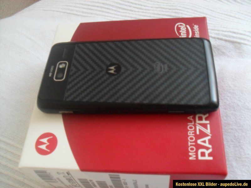 Motorola RAZR i 8 GB   Schwarz (Ohne Simlock) Smartphone + 8 GB micro