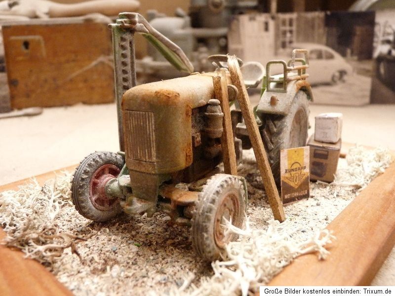 Fendt Dieselross mit Mähbalken Traktor   Scheunenfund Diorama in 132