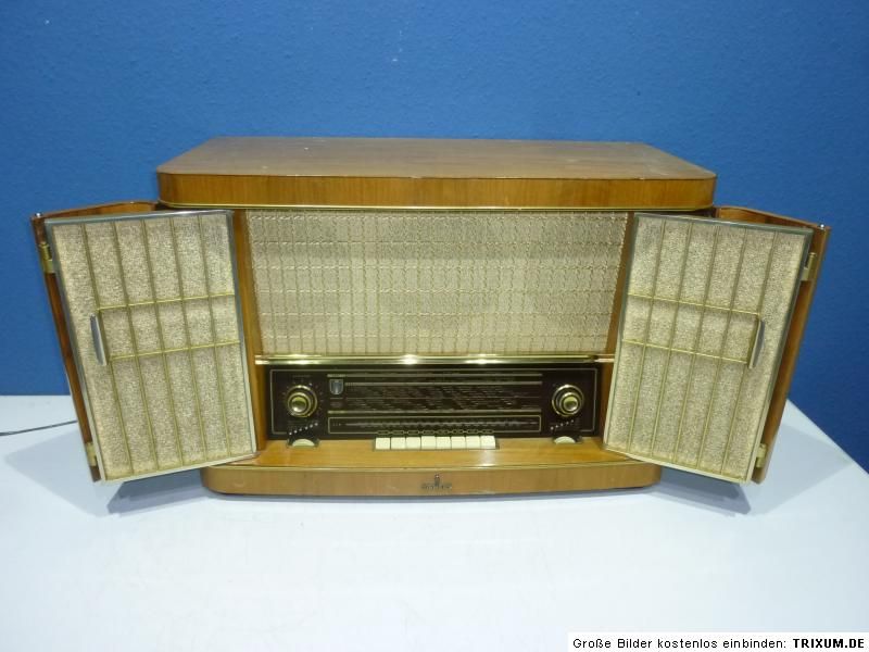 Das Radio wiegt ca. 20,0kg. Der Versand incl. Verpackungsmaterial